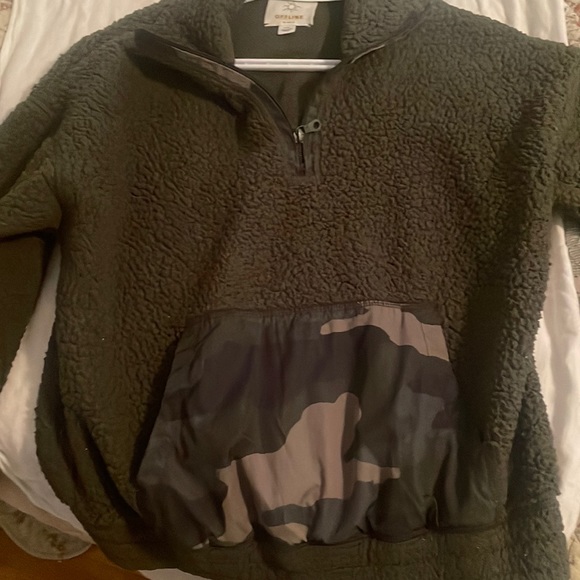 Fuzzy green camp sweater size small from Aeeie OFFLINE - Picture 1 of 4